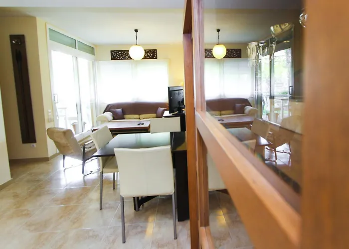 Golden Pineda Complex 3 *